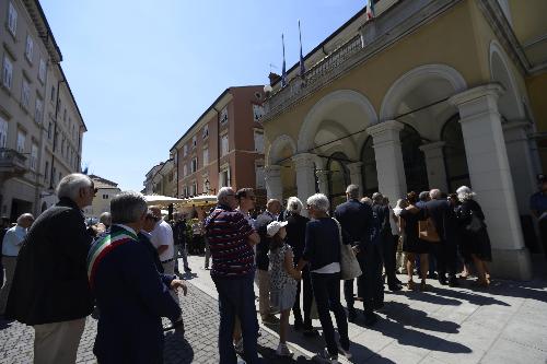 Persone in attesa di entrare nella camera ardente per rendere omaggio alla salma del Presidente del Consiglio regionale, Ettore Romoli – Gorizia 16/06/2018